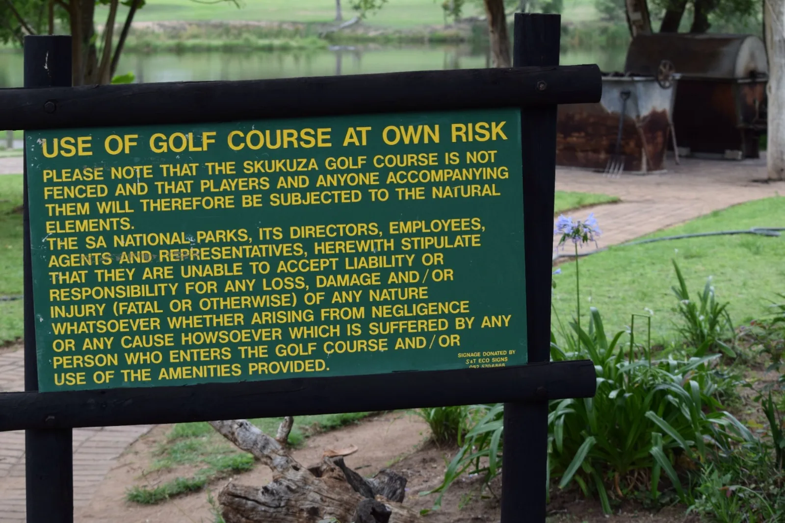 A 'use of golf course at own risk' sign